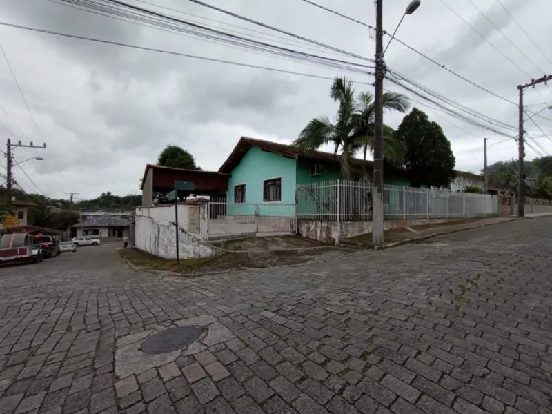 Excelente terreno amplo e plano, ZR2, com 459,61m, com uma casa com aproximadamente 150m de área construída, muito bem localizada, a 5km da Vila Germanica. - foto 1