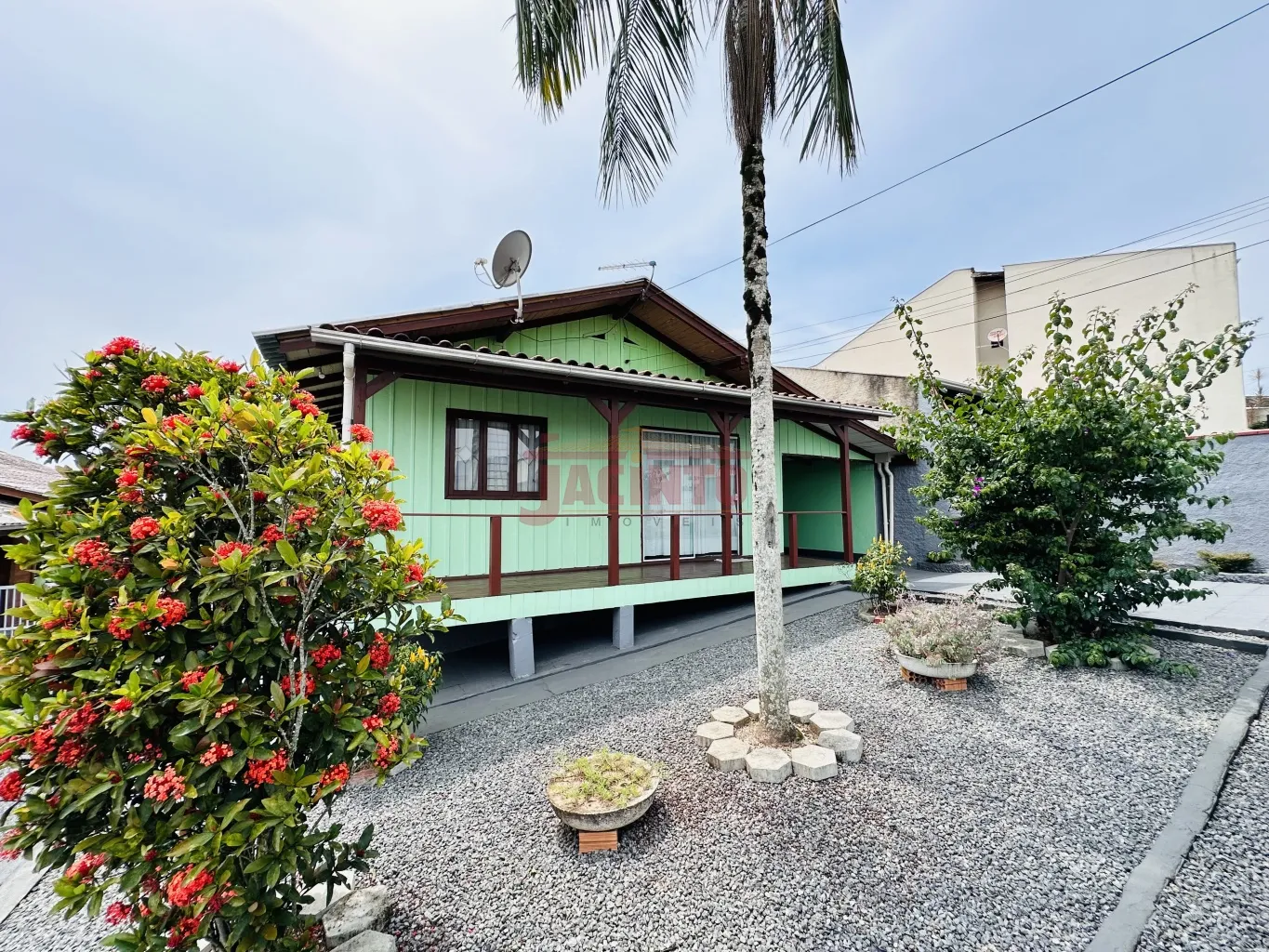 Terreno de 539,40 m, Zoneamento ZR4, com uma casa de madeira em ótimo estado. — foto 3