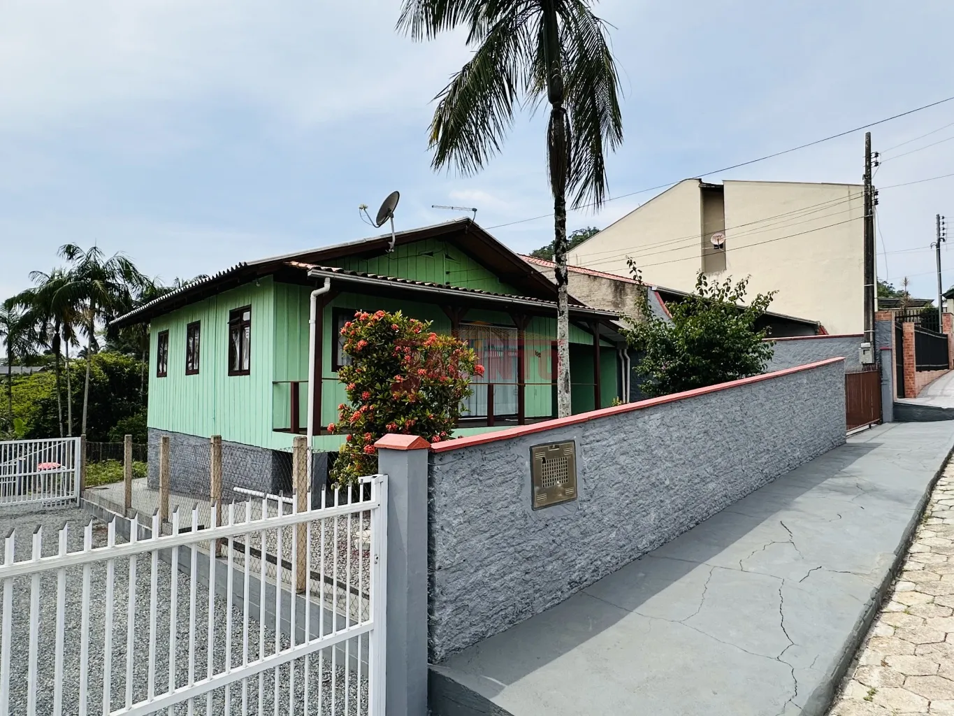 Terreno de 539,40 m, Zoneamento ZR4, com uma casa de madeira em ótimo estado. — foto 5