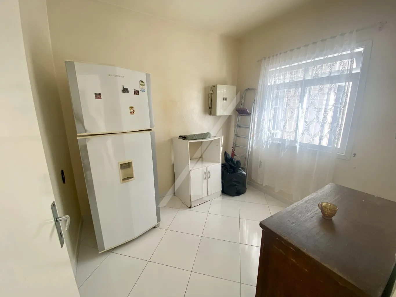 Casa com: três dormitórios sendo uma suíte todos com ar-condicionado e roupeiros; Área de festas com churrasqueira Deposito grande e espaçoso Sala completa com ar-condicionado e bar integrado Cozinha completa com eletros e mobília . — foto 2