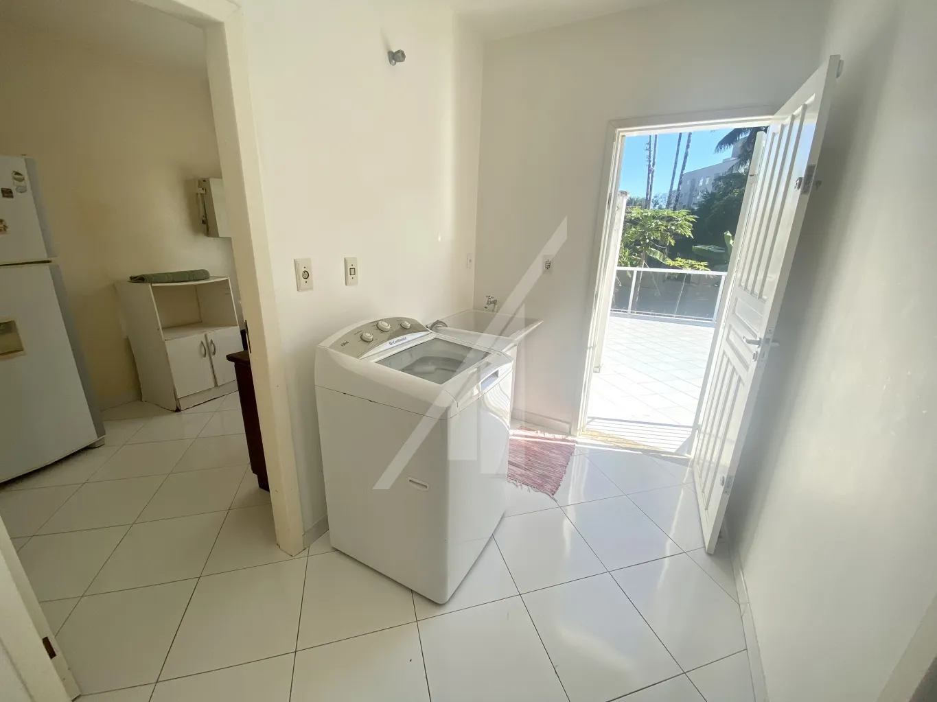 Casa com: três dormitórios sendo uma suíte todos com ar-condicionado e roupeiros; Área de festas com churrasqueira Deposito grande e espaçoso Sala completa com ar-condicionado e bar integrado Cozinha completa com eletros e mobília . — foto 3