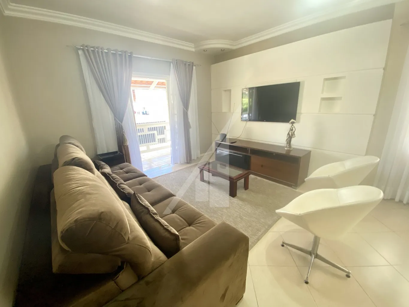 Casa com: três dormitórios sendo uma suíte todos com ar-condicionado e roupeiros; Área de festas com churrasqueira Deposito grande e espaçoso Sala completa com ar-condicionado e bar integrado Cozinha completa com eletros e mobília . — foto 4