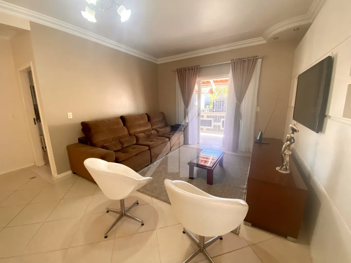 Casa com: três dormitórios sendo uma suíte todos com ar-condicionado e roupeiros; Área de festas com churrasqueira Deposito grande e espaçoso Sala completa com ar-condicionado e bar integrado Cozinha completa com eletros e mobília . — foto 5