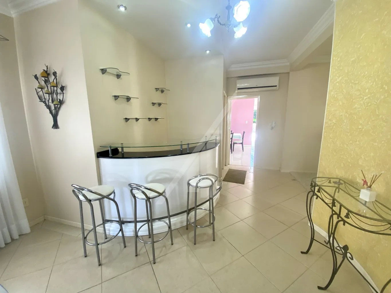 Casa com: três dormitórios sendo uma suíte todos com ar-condicionado e roupeiros; Área de festas com churrasqueira Deposito grande e espaçoso Sala completa com ar-condicionado e bar integrado Cozinha completa com eletros e mobília . — foto 6