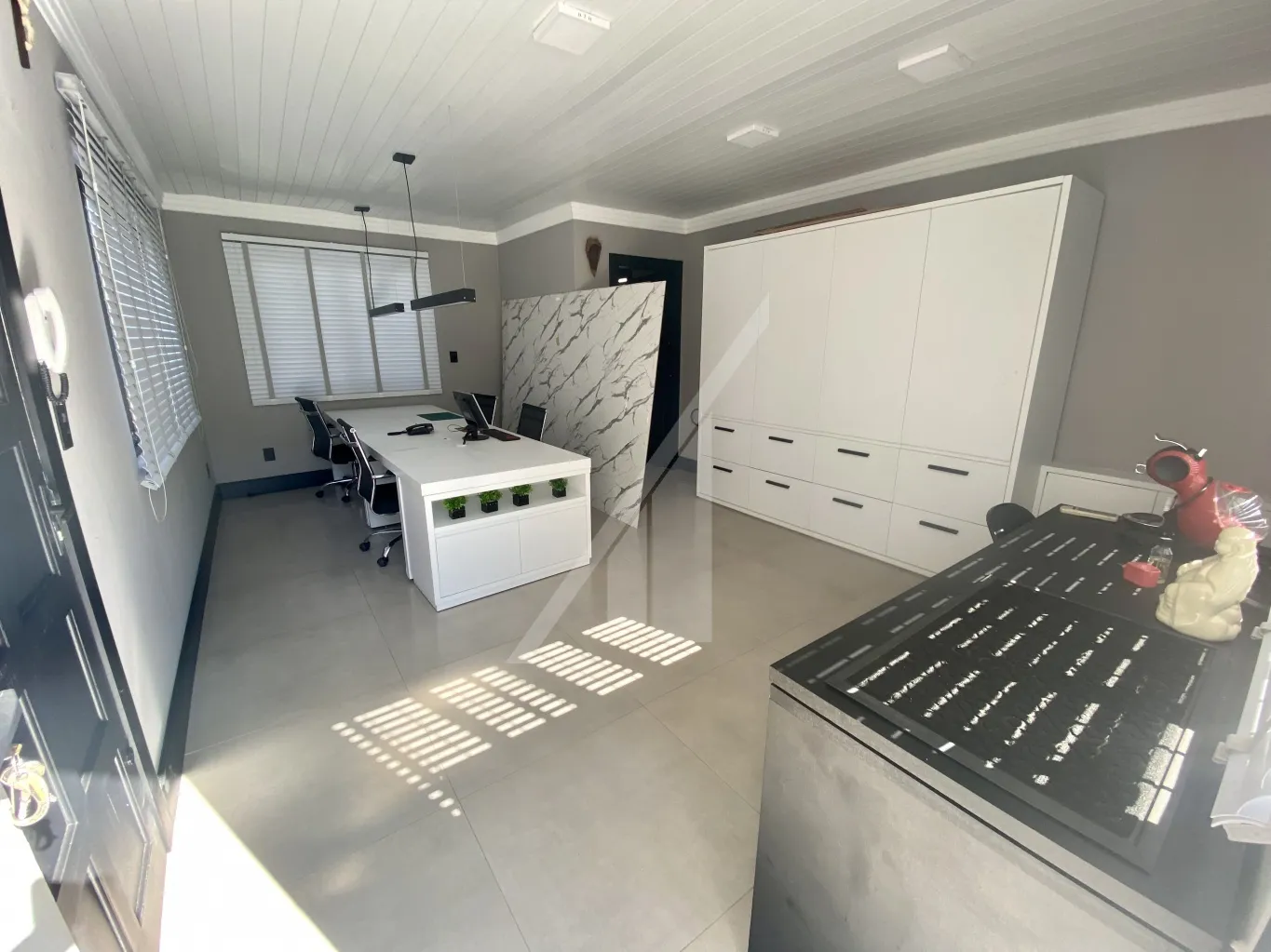 Casa com: três dormitórios sendo uma suíte todos com ar-condicionado e roupeiros; Área de festas com churrasqueira Deposito grande e espaçoso Sala completa com ar-condicionado e bar integrado Cozinha completa com eletros e mobília . — foto 7
