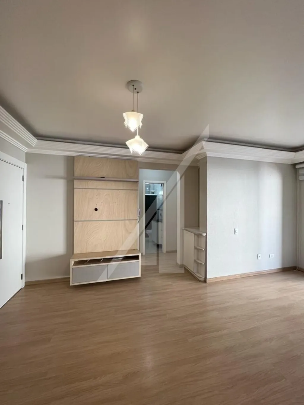 - ABELARDO IMÓVEIS - Maravilhoso apartamento a 600 metros da praia, com três quartos sendo uma suíte. E o melhor de tudo; espaço de sobra na garagem para acomodar não um, mas dois carros! Agora você pode curtir a vida praiana com todo o conforto e estilo. - foto 1