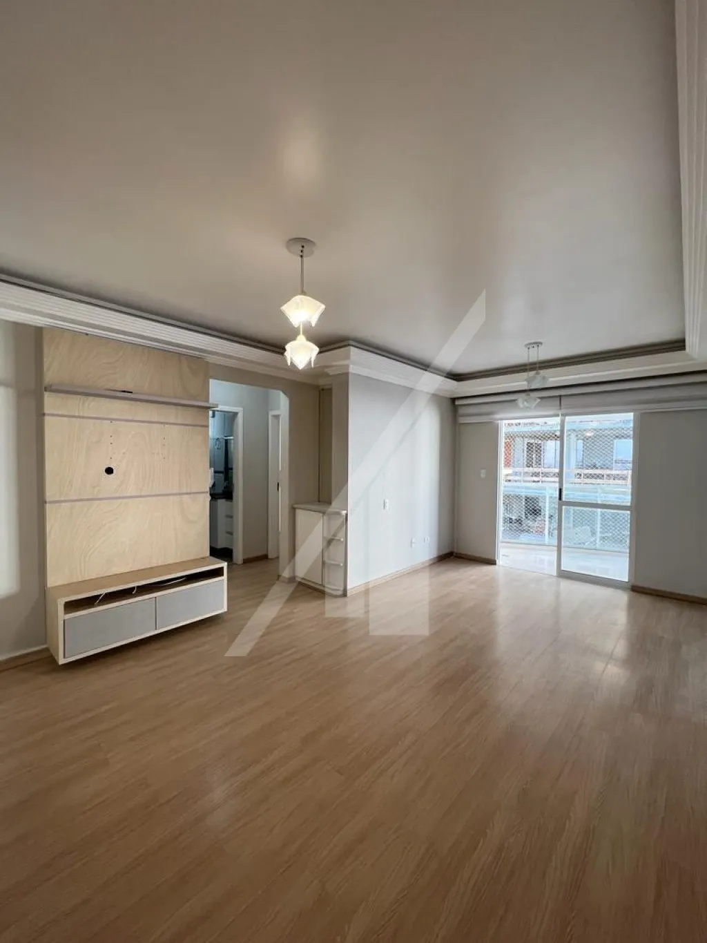 - ABELARDO IMÓVEIS - Maravilhoso apartamento a 600 metros da praia, com três quartos sendo uma suíte. E o melhor de tudo; espaço de sobra na garagem para acomodar não um, mas dois carros! Agora você pode curtir a vida praiana com todo o conforto e estilo. — foto 2