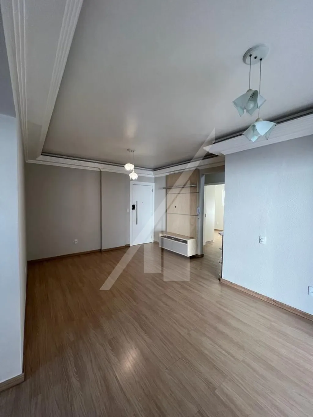 - ABELARDO IMÓVEIS - Maravilhoso apartamento a 600 metros da praia, com três quartos sendo uma suíte. E o melhor de tudo; espaço de sobra na garagem para acomodar não um, mas dois carros! Agora você pode curtir a vida praiana com todo o conforto e estilo. — foto 3