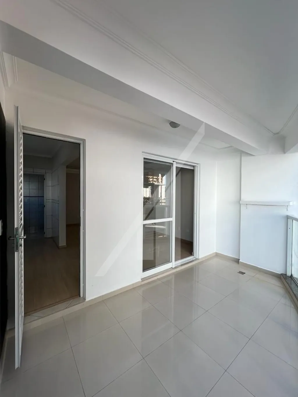 - ABELARDO IMÓVEIS - Maravilhoso apartamento a 600 metros da praia, com três quartos sendo uma suíte. E o melhor de tudo; espaço de sobra na garagem para acomodar não um, mas dois carros! Agora você pode curtir a vida praiana com todo o conforto e estilo. — foto 4