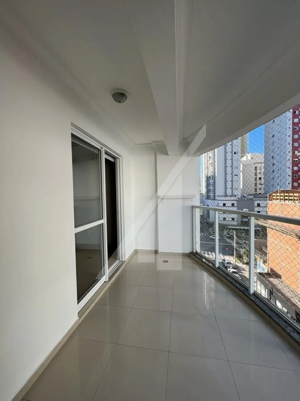 - ABELARDO IMÓVEIS - Maravilhoso apartamento a 600 metros da praia, com três quartos sendo uma suíte. E o melhor de tudo; espaço de sobra na garagem para acomodar não um, mas dois carros! Agora você pode curtir a vida praiana com todo o conforto e estilo. — foto 5