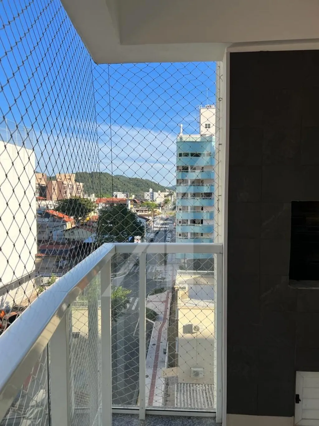 - ABELARDO IMÓVEIS - Maravilhoso apartamento a 600 metros da praia, com três quartos sendo uma suíte. E o melhor de tudo; espaço de sobra na garagem para acomodar não um, mas dois carros! Agora você pode curtir a vida praiana com todo o conforto e estilo. — foto 6