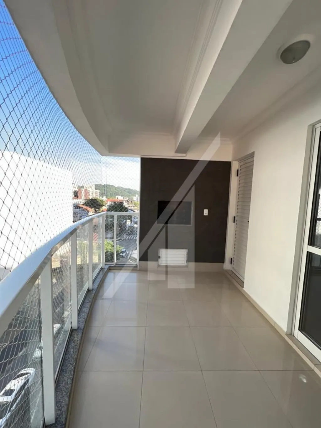 - ABELARDO IMÓVEIS - Maravilhoso apartamento a 600 metros da praia, com três quartos sendo uma suíte. E o melhor de tudo; espaço de sobra na garagem para acomodar não um, mas dois carros! Agora você pode curtir a vida praiana com todo o conforto e estilo. — foto 7