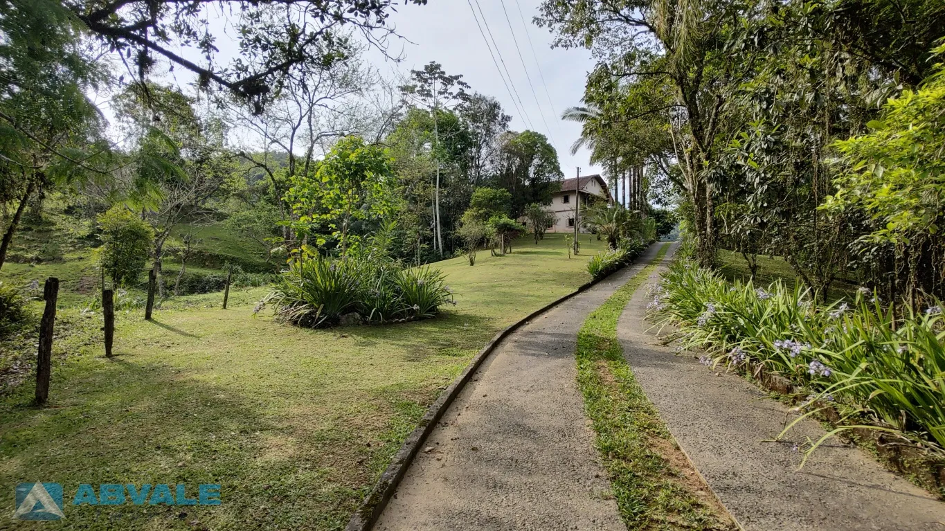 Oportunidade Única! Sítio de 171.000m com 5 quartos, fácil acesso, casa para caseiro e área de festas. Pastos, lagoas e natureza exuberante. Seu refúgio no campo. — foto 3