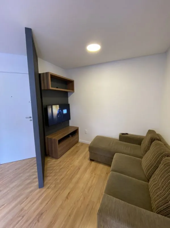Apartamento todo mobiliado e decorado com 1 suíte + lavabo e 1 vaga de garagem. — foto 2