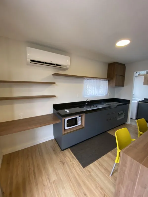 Apartamento todo mobiliado e decorado com 1 suíte + lavabo e 1 vaga de garagem. — foto 3