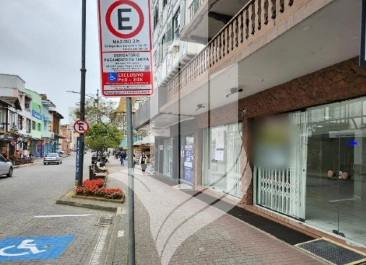 Loja no centro de Blumenau, localizada próximo a Igreja Matriz, na Rua XV. — foto 3