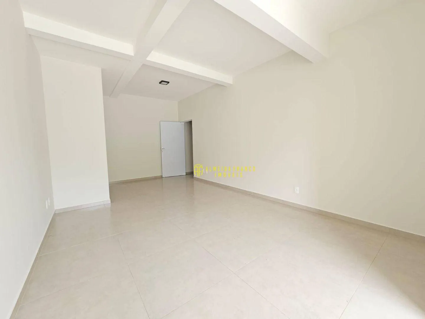 Excelente loja com aproximadamente , 31,81, com amplo estacionamento - Itoupa Central - Blumenau/SC — foto 2