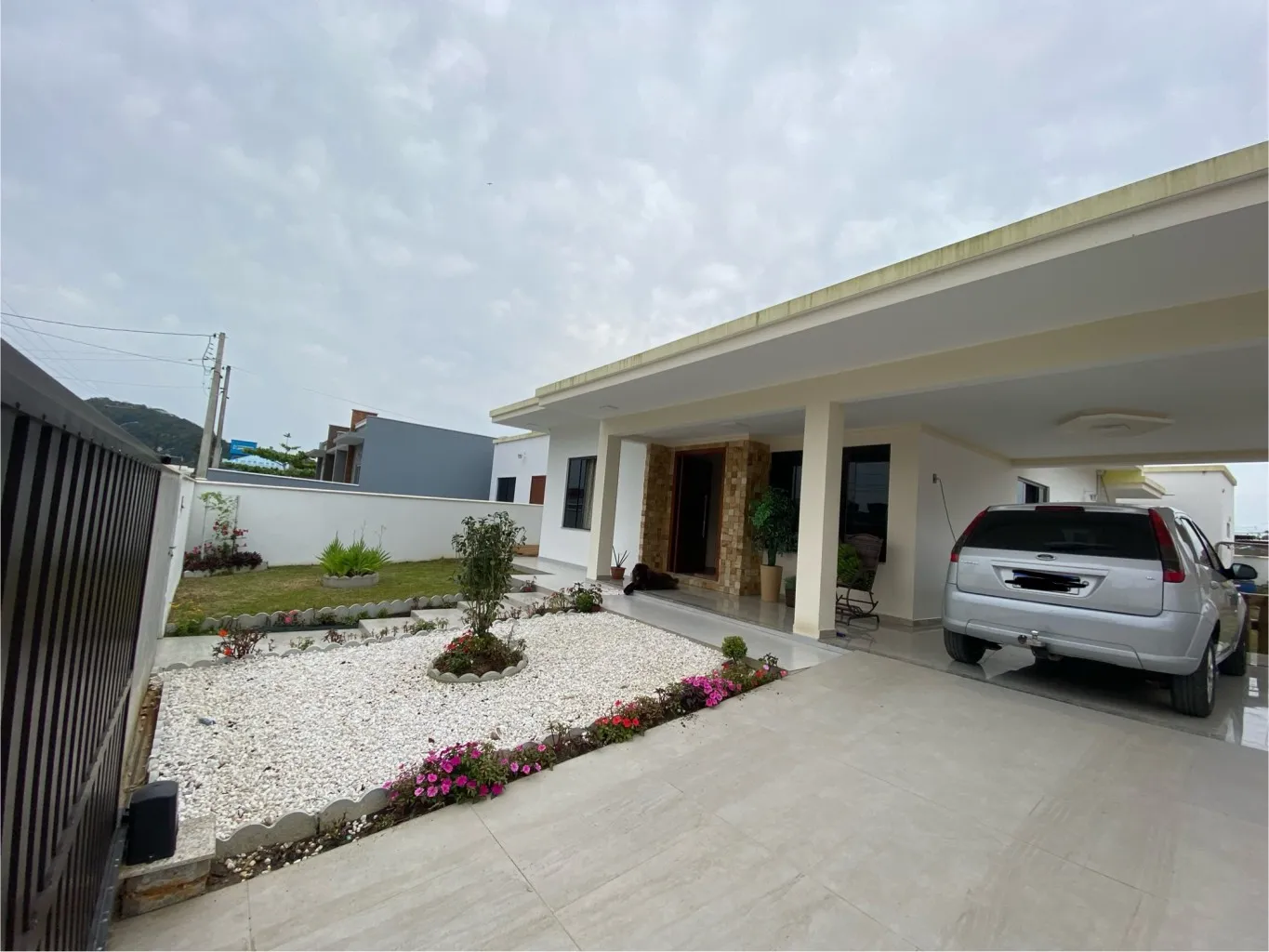 Casas e um amplo espaço de terreno com edícula nos fundos em Penha - foto 1