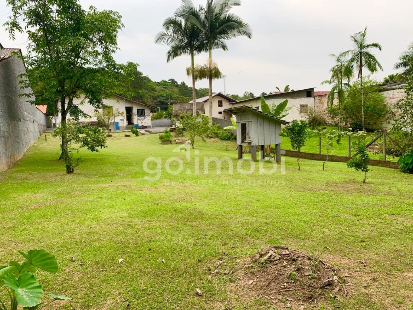 Casa com terreno grande para moradia ou construção de prédio ou geminados. — foto 3