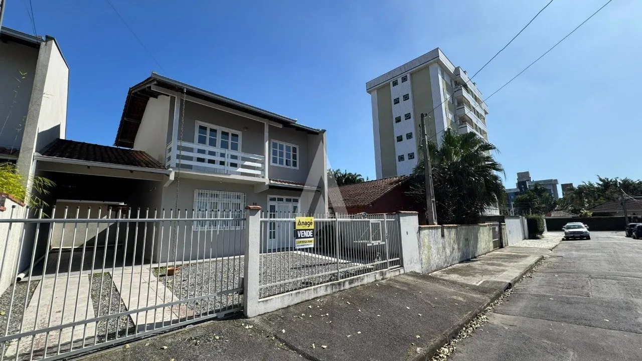Sobrado com 1 suíte mais 2 quartos à venda no bairro Costa e Silva em Joinville - SC por R$ 710.000,00 - foto 1