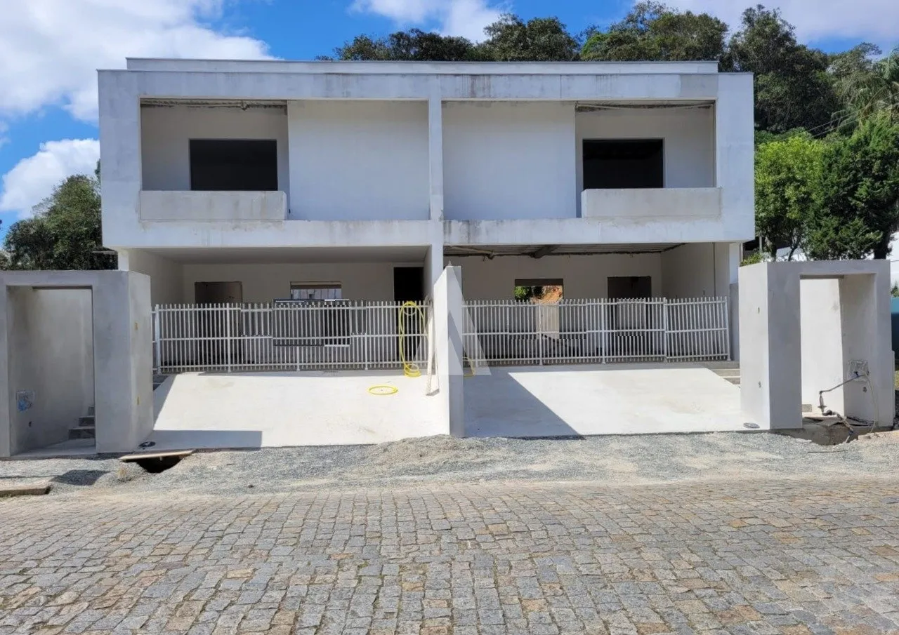 Sobrado geminado com 3 suítes à venda no bairro Glória em Joinville - SC, de R$ 1.300.000,00 por R$ 1.170.000,00 - foto 1