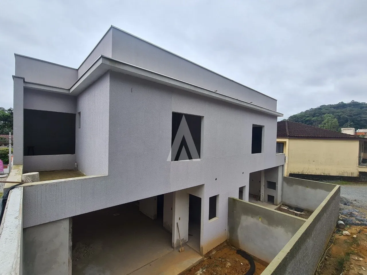Sobrado geminado com 3 suítes à venda no bairro Glória em Joinville - SC, de R$ 1.300.000,00 por R$ 1.170.000,00 — foto 2