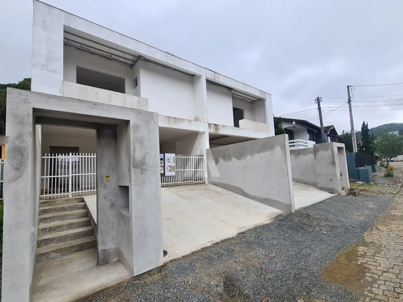 Sobrado geminado com 3 suítes à venda no bairro Glória em Joinville - SC, de R$ 1.300.000,00 por R$ 1.170.000,00 — foto 2