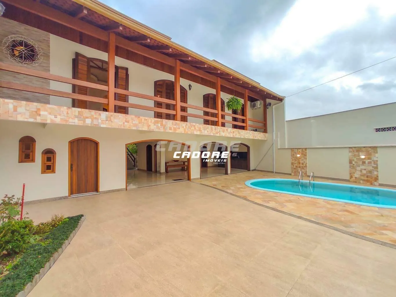 Excelente casa finamente acabada no bairro Garcia em Blumenau. - foto 1