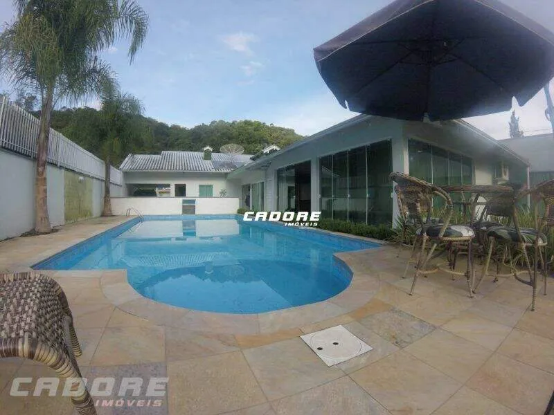 Ampla terreno com casa e área de festas com piscina - foto 1