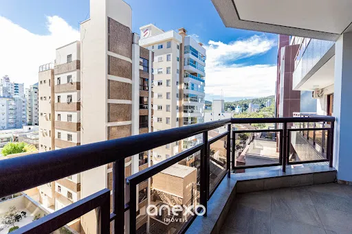 Espaços amplos e muito conforto é o que define esse belíssimo apartamento. — foto 3