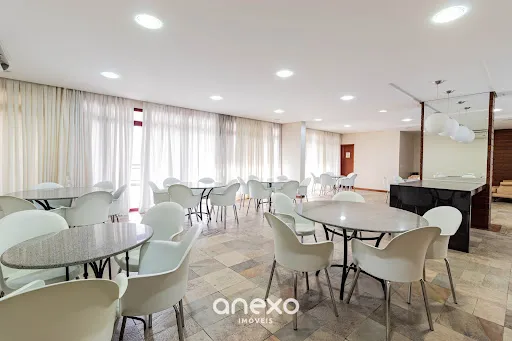 Espaços amplos e muito conforto é o que define esse belíssimo apartamento. — foto 4