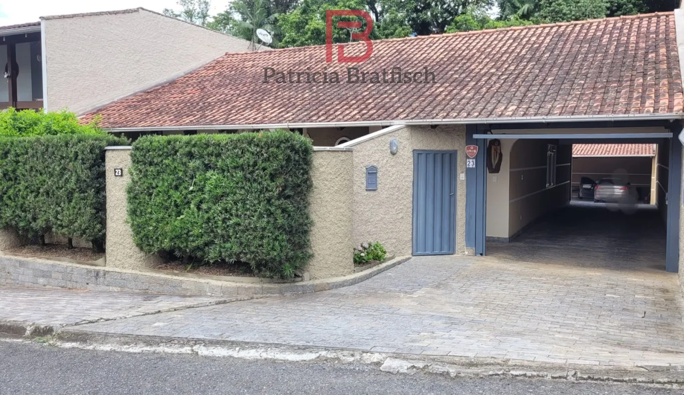 Casa térrea com 03 dormitórios, sendo duas suítes. Edícula com possibilidade de moradia ou negócio. — foto 2
