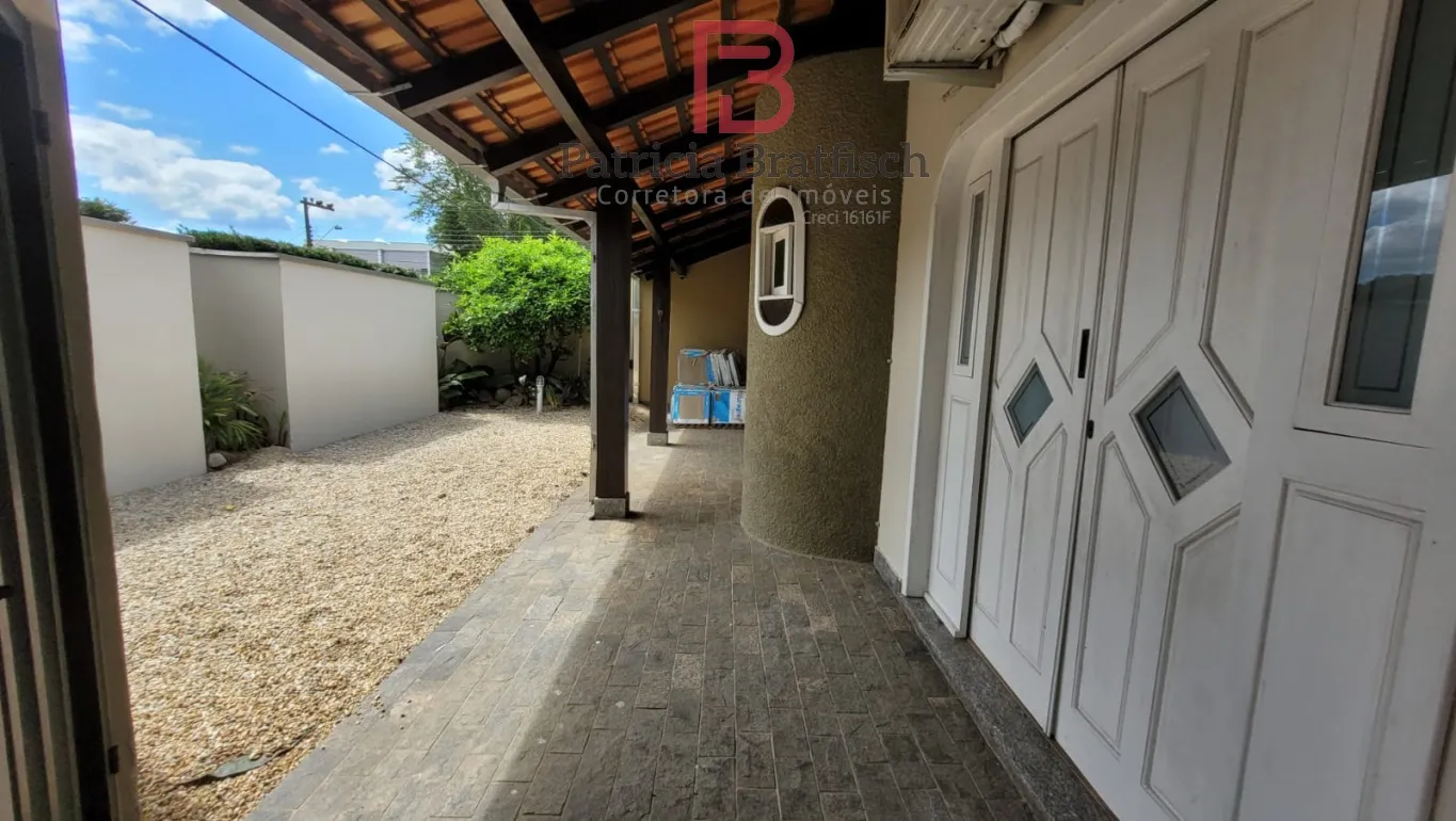 Casa térrea com 03 dormitórios, sendo duas suítes. Edícula com possibilidade de moradia ou negócio. — foto 3