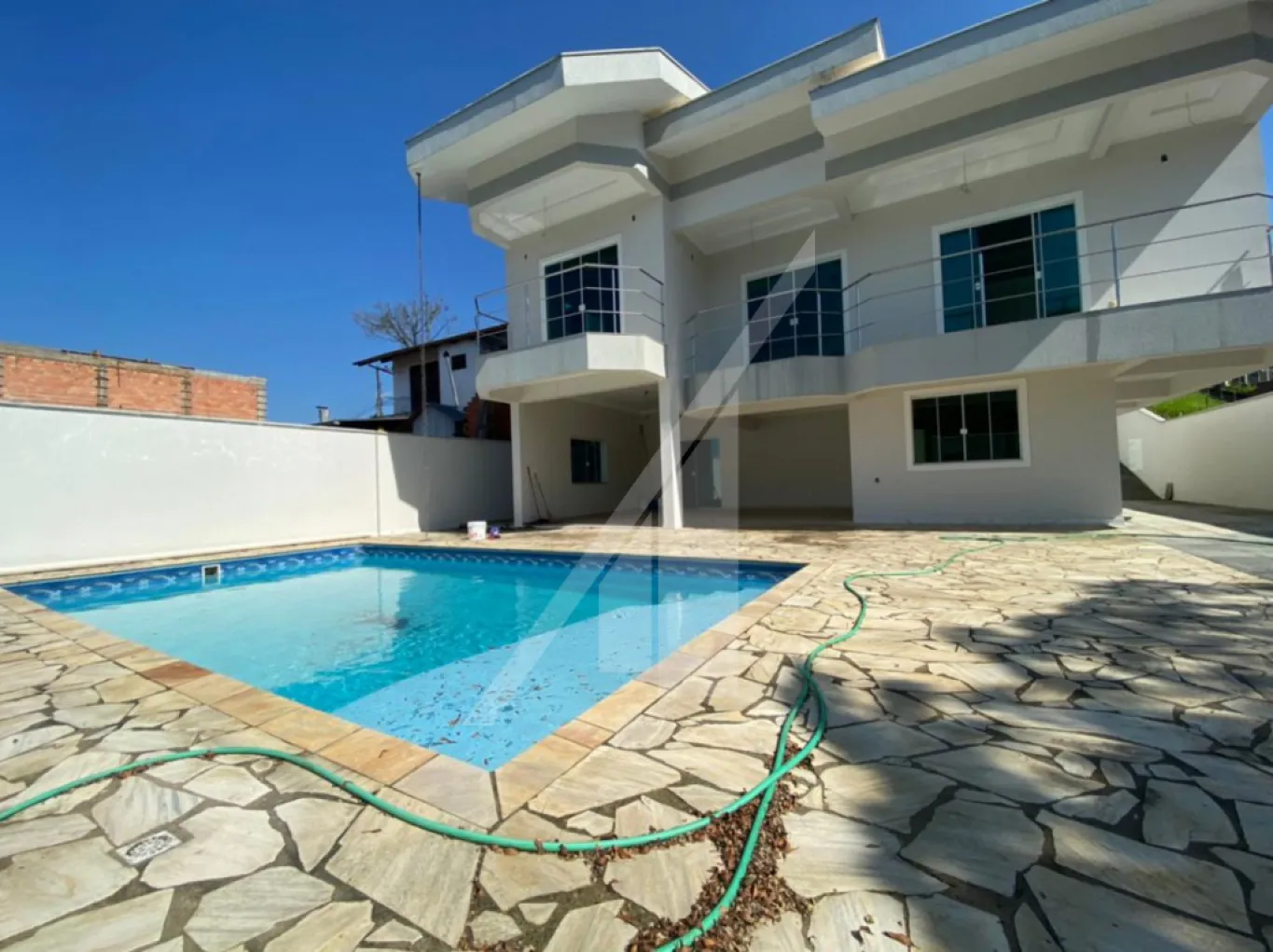 Linda casa com piscina no bairro Velha, ótima localização próxima a padarias, farmácias, mercados e a 5 minutos do centro!!! — foto 2