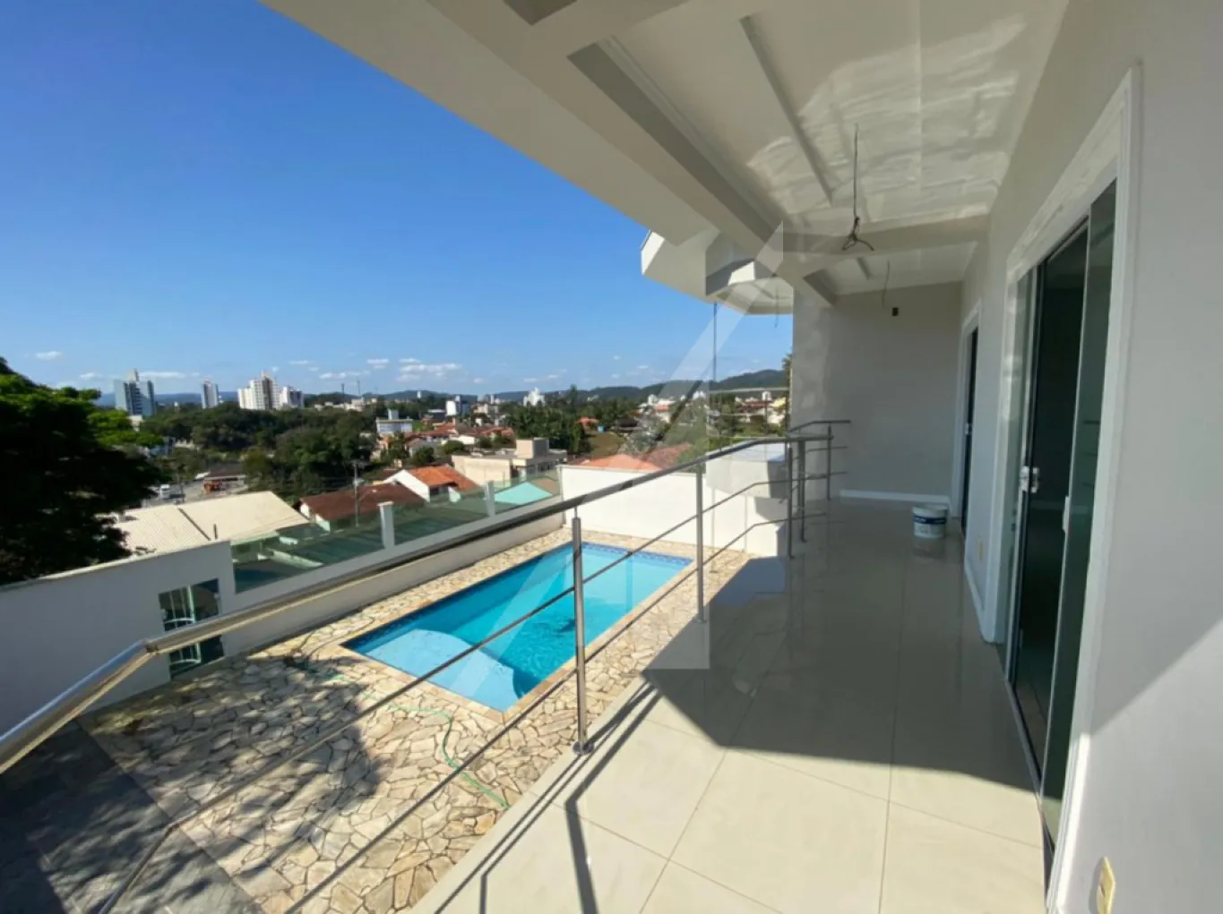 Linda casa com piscina no bairro Velha, ótima localização próxima a padarias, farmácias, mercados e a 5 minutos do centro!!! — foto 4
