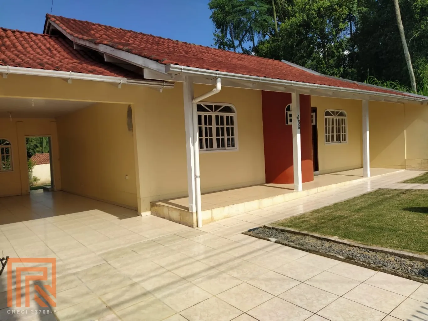 Oportunidade!!! Casa Térrea com 2 Quartos, sendo 1 Suíte em área Residencial Tranquila. — foto 2