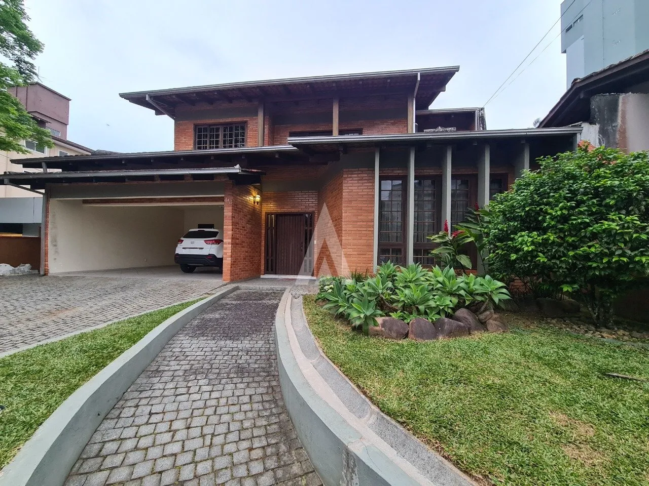 Sobrado com 2 suíte(s) mais 3 quarto(s) à venda no bairro Atiradores em Joinville, de R$ 1.790.000.00 por R$1.700.000,00 - foto 1