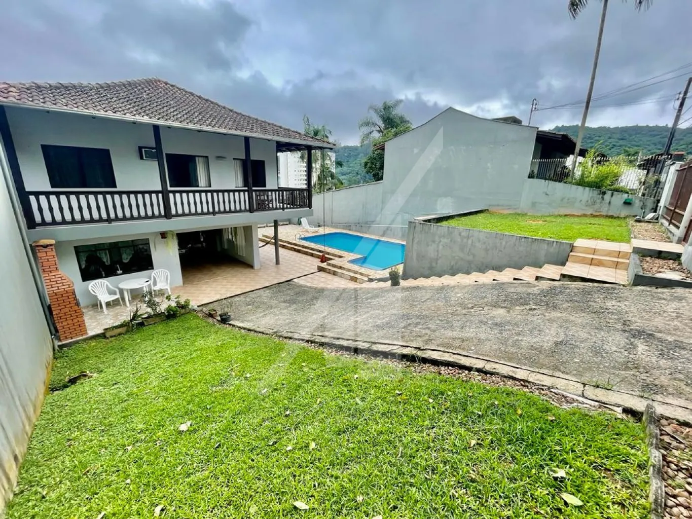 Ótima casa contendo três dormitórios sendo um suíte, sala de estar, jantar e tv, cozinha com moveis embutidos, varanda, área de serviço, área de festas com churrasqueira e piscina, vaga de garagem para dois carros. — foto 2