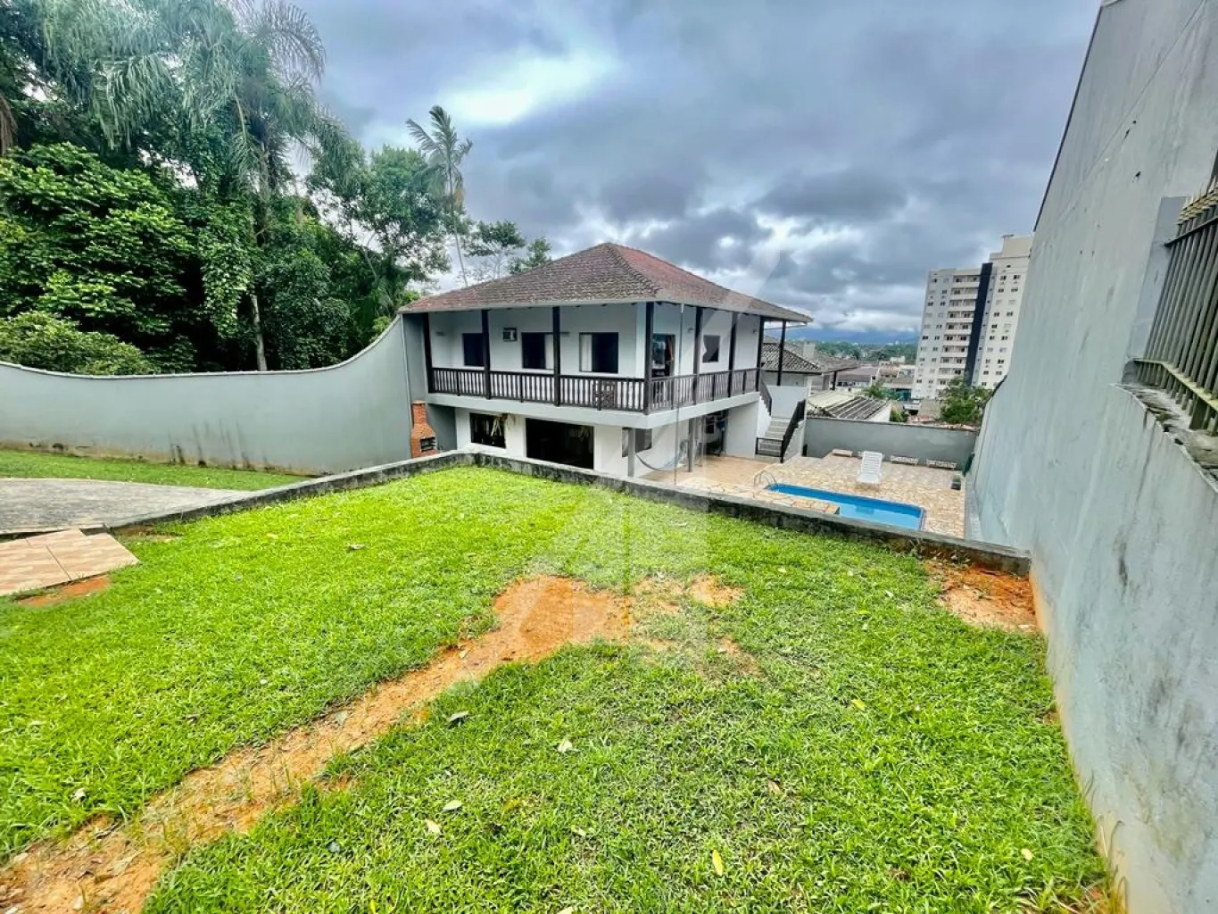 Ótima casa contendo três dormitórios sendo um suíte, sala de estar, jantar e tv, cozinha com moveis embutidos, varanda, área de serviço, área de festas com churrasqueira e piscina, vaga de garagem para dois carros. — foto 3