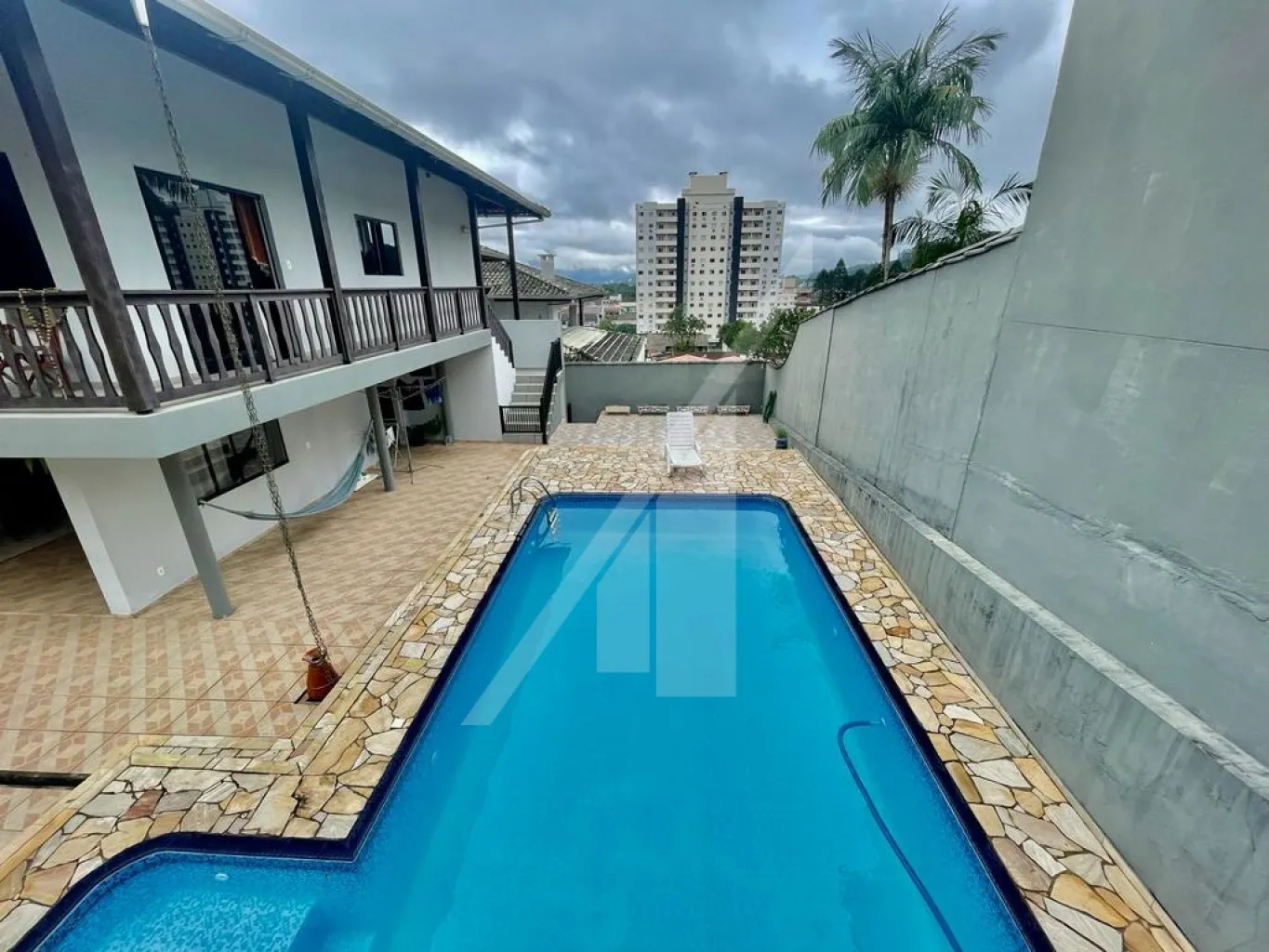 Ótima casa contendo três dormitórios sendo um suíte, sala de estar, jantar e tv, cozinha com moveis embutidos, varanda, área de serviço, área de festas com churrasqueira e piscina, vaga de garagem para dois carros. — foto 4