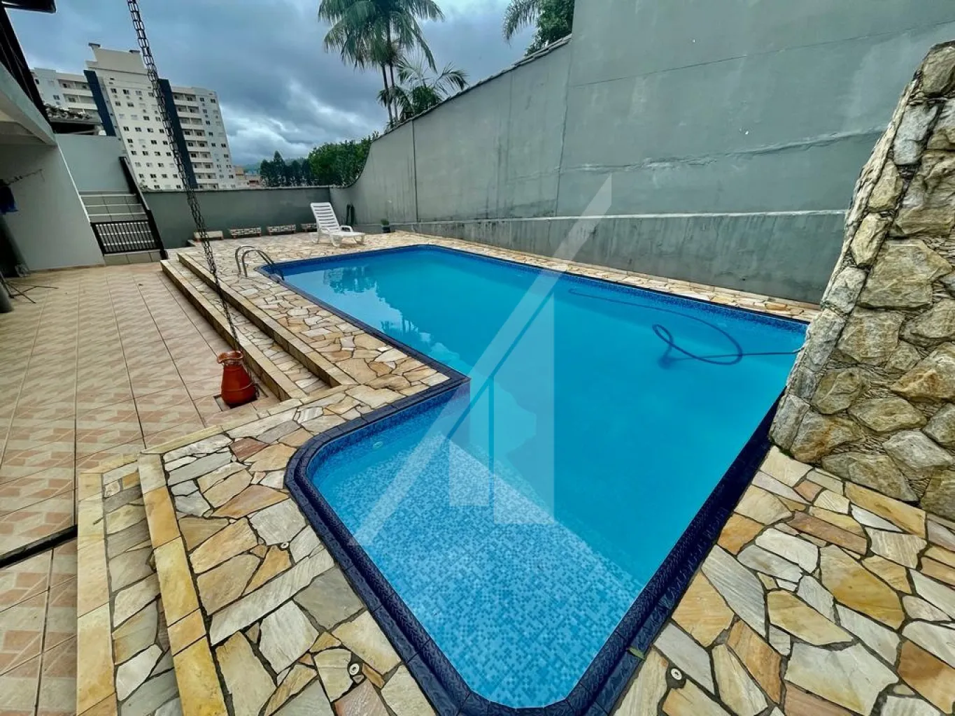 Ótima casa contendo três dormitórios sendo um suíte, sala de estar, jantar e tv, cozinha com moveis embutidos, varanda, área de serviço, área de festas com churrasqueira e piscina, vaga de garagem para dois carros. — foto 5