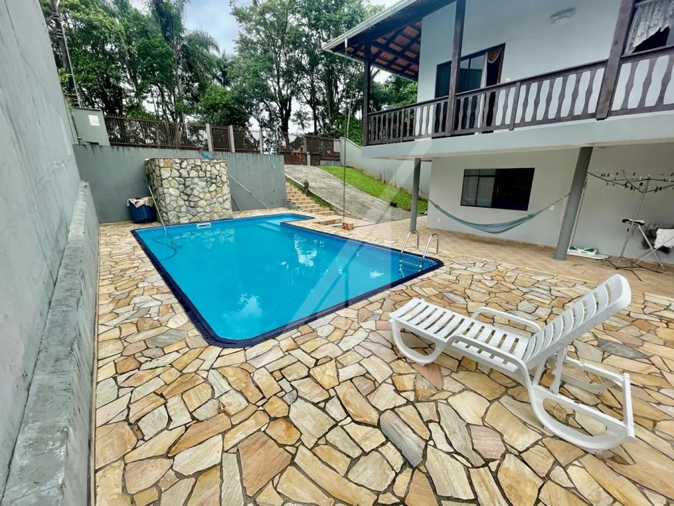 Ótima casa contendo três dormitórios sendo um suíte, sala de estar, jantar e tv, cozinha com moveis embutidos, varanda, área de serviço, área de festas com churrasqueira e piscina, vaga de garagem para dois carros. — foto 6