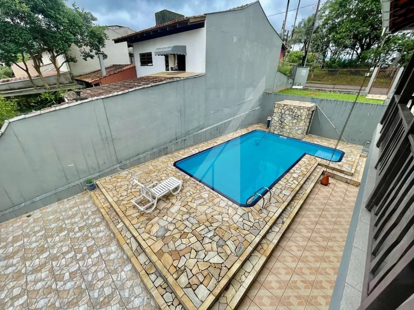 Ótima casa contendo três dormitórios sendo um suíte, sala de estar, jantar e tv, cozinha com moveis embutidos, varanda, área de serviço, área de festas com churrasqueira e piscina, vaga de garagem para dois carros. — foto 7