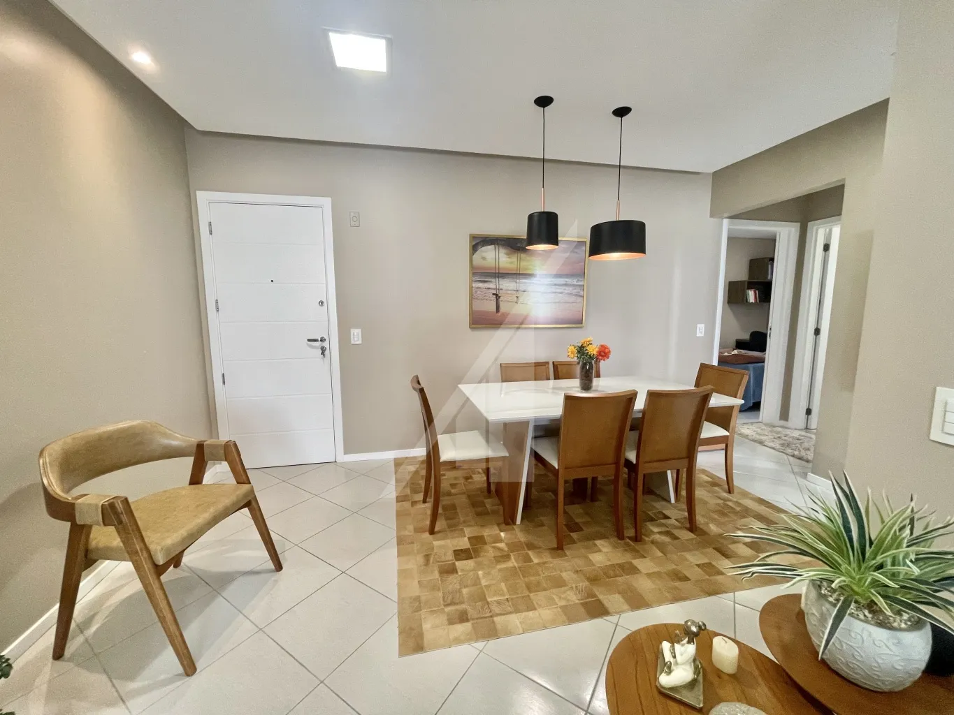 ABELARDO IMOVEIS - Ótimo apartamento na Vila Nova.Sala de visita e jantar, 2 dormitórios, sendo uma suite, sacada com churrasqueira fechada com reike, 2 vagas de garagem individuais. — foto 2
