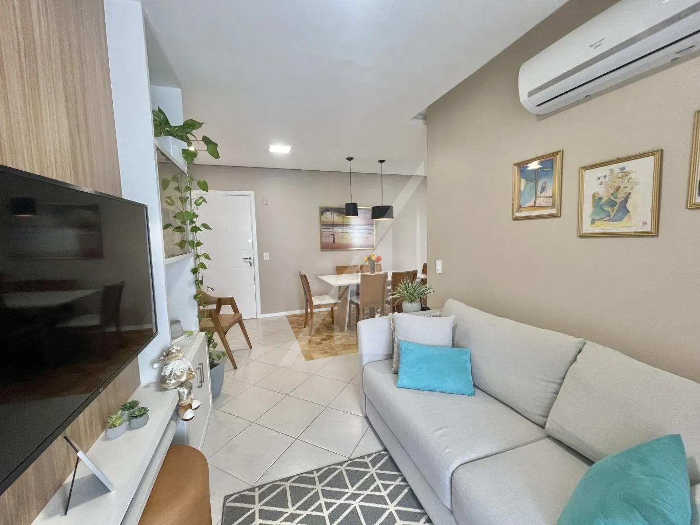 ABELARDO IMOVEIS - Ótimo apartamento na Vila Nova.Sala de visita e jantar, 2 dormitórios, sendo uma suite, sacada com churrasqueira fechada com reike, 2 vagas de garagem individuais. — foto 3