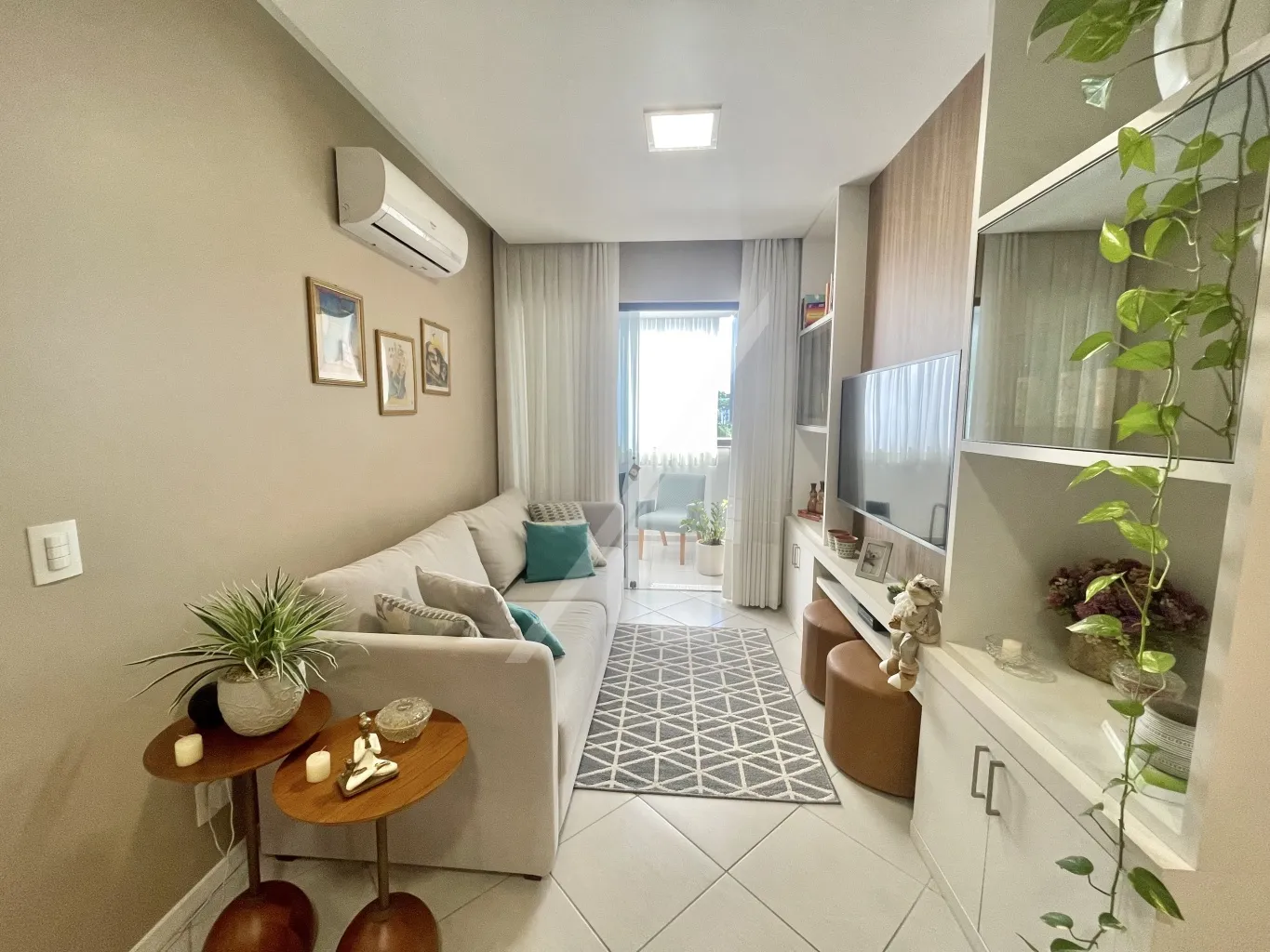 ABELARDO IMOVEIS - Ótimo apartamento na Vila Nova.Sala de visita e jantar, 2 dormitórios, sendo uma suite, sacada com churrasqueira fechada com reike, 2 vagas de garagem individuais. — foto 4