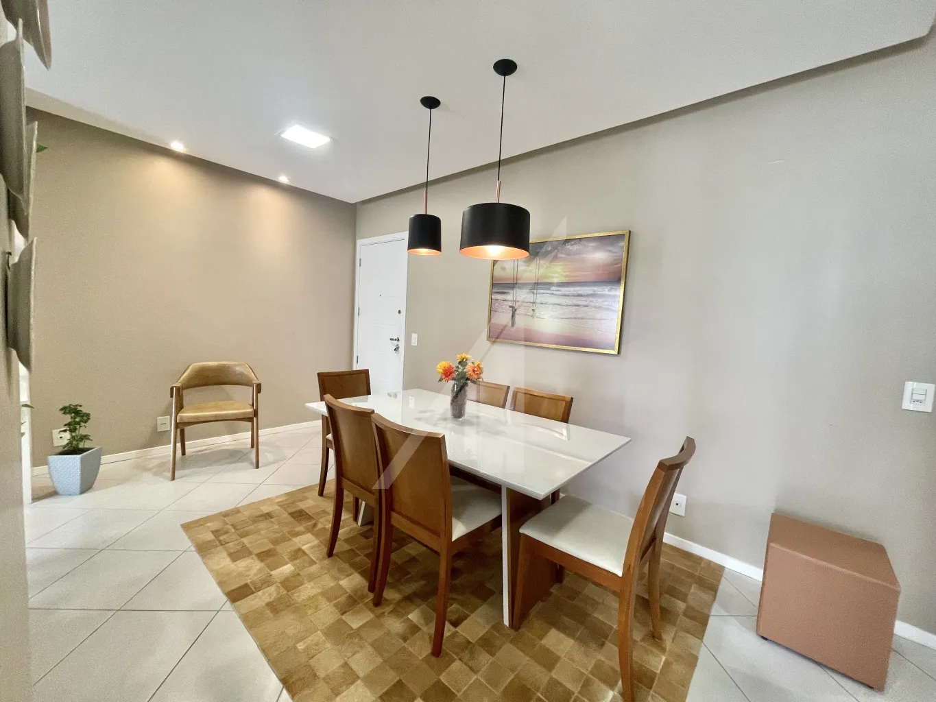 ABELARDO IMOVEIS - Ótimo apartamento na Vila Nova.Sala de visita e jantar, 2 dormitórios, sendo uma suite, sacada com churrasqueira fechada com reike, 2 vagas de garagem individuais. — foto 6