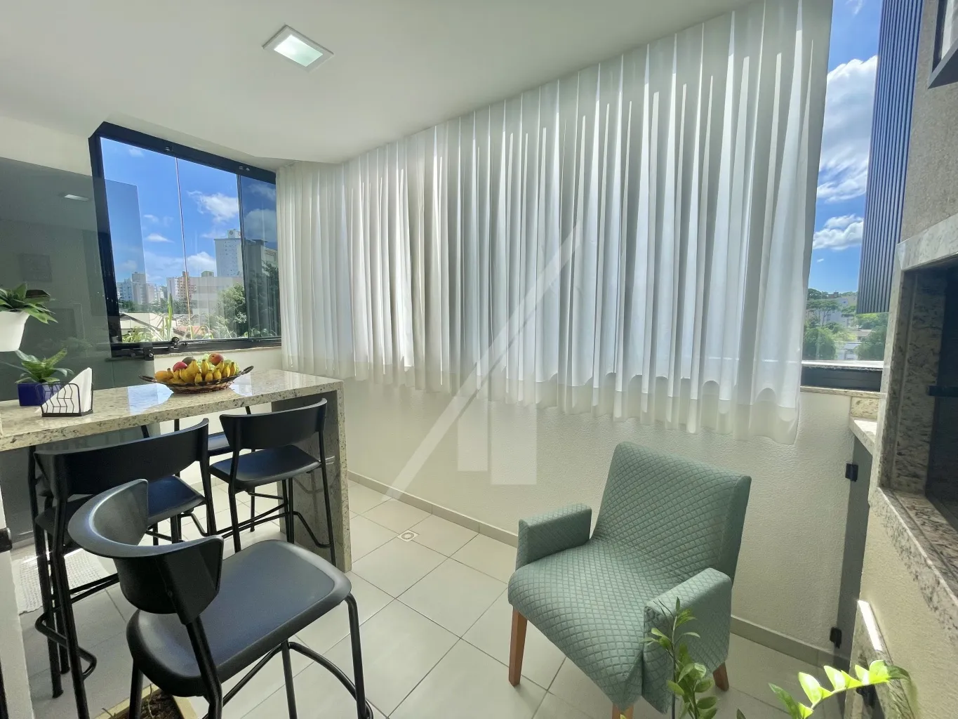 ABELARDO IMOVEIS - Ótimo apartamento na Vila Nova.Sala de visita e jantar, 2 dormitórios, sendo uma suite, sacada com churrasqueira fechada com reike, 2 vagas de garagem individuais. — foto 7