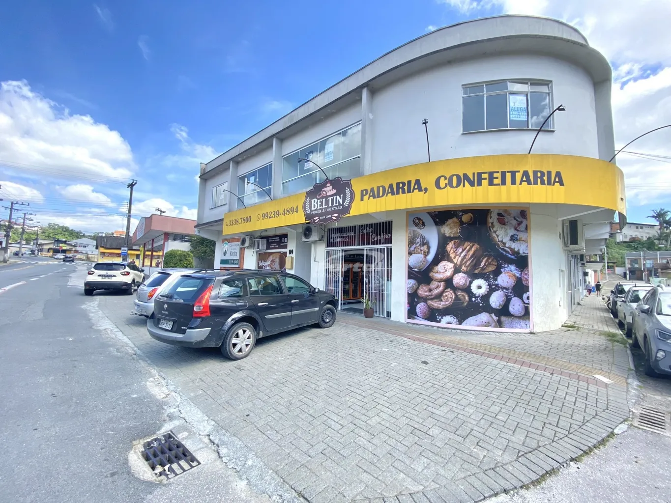 Sala comercial com 80m, no segundo pavimento, dividida em 03 salas, um banheiro social e 01 vaga de garagem coberta, ao lado do prédio há uma rua que poderá servir como estacionamento rotativo para seus clientes! - foto 1