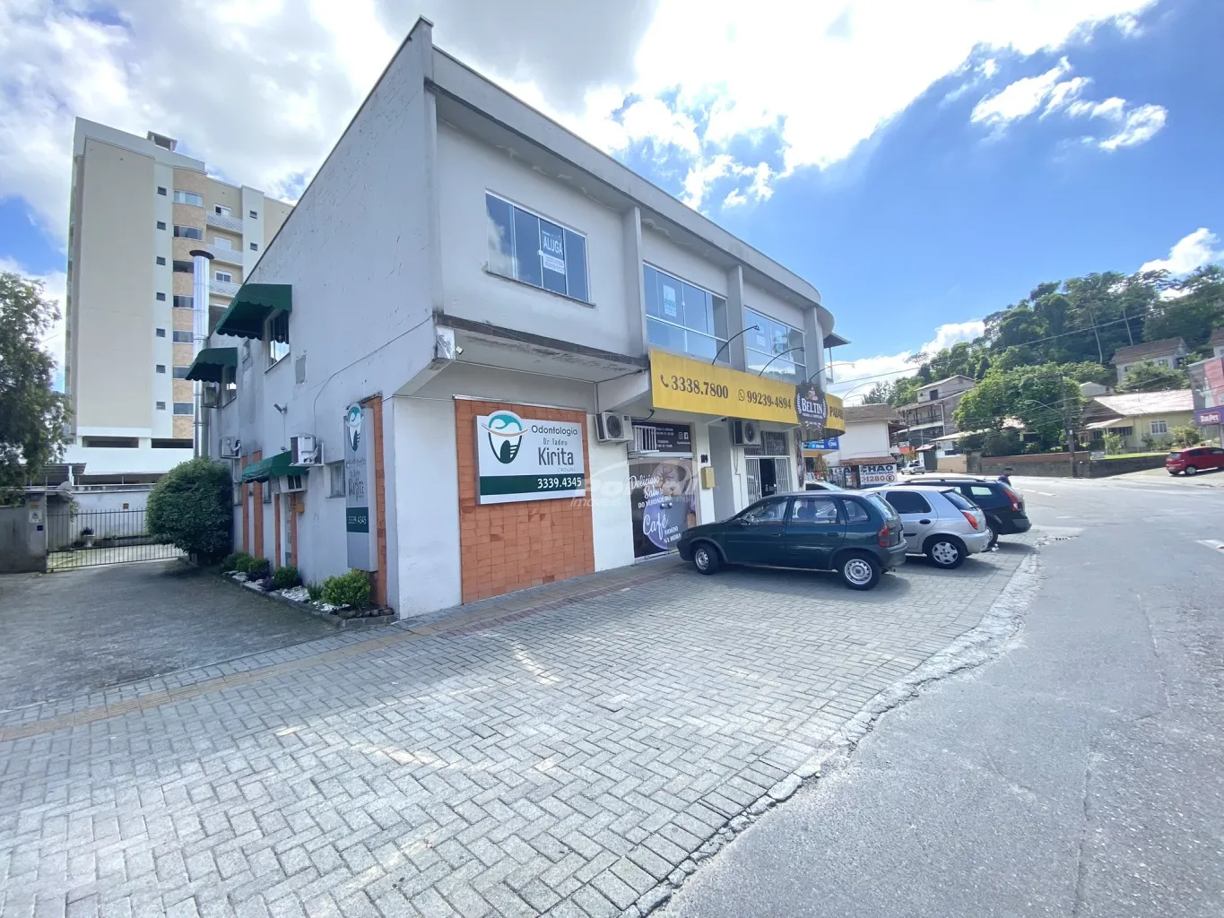 Sala comercial com 80m, no segundo pavimento, dividida em 03 salas, um banheiro social e 01 vaga de garagem coberta, ao lado do prédio há uma rua que poderá servir como estacionamento rotativo para seus clientes! — foto 2